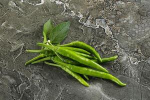 kryddad grön chili peppar högen foto