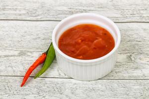 söt och kryddig chilisås foto