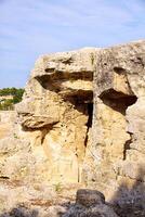 arkeologisk gräv webbplats på apollo tempel, korinth, grekland. foto