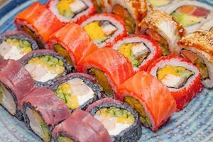 sushi tallrik på blå tallrik foto
