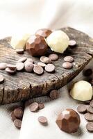 bit av trä med choklad och marshmallows foto