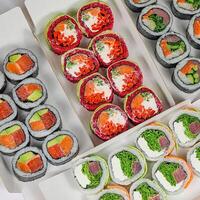 blandad sushi visas i en låda foto