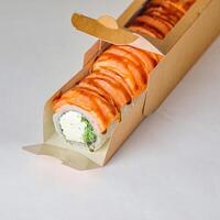 sushi låda med kalifornien rulla och soja sås foto