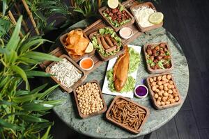 varierande sortiment av mat objekt på en tabell foto