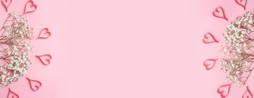 vykort för Mars 8, st. hjärtans dag, mors dag. vit blommor med hjärtan på en rosa bakgrund. baner. kopia Plats. foto