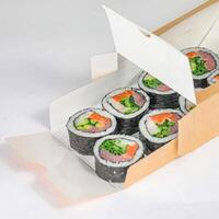 blandad sushi låda med en mängd av sushi rullar foto