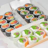 sushi visas i låda på tabell foto