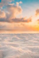 hav strand sand närbild på solnedgång soluppgång landskap utomhus. skön färgrik himmel med moln naturlig ö hav med kopia Plats, Sol strålar havsbild, dröm natur. inspirera Strand, kust foto