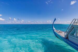 perfekt sommar Semester begrepp i maldiverna ö. dhoni båt i blå hav rubrik över tropisk strand, vit sand, handflatan träd, lyx resa destination foto