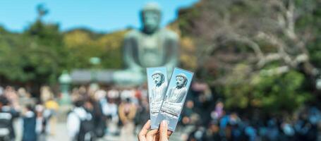 turist visa biljett och besöker i kamakura, kanagawa, japan. resande sightseeing de bra buddha staty. landmärke och populär för turister attraktion nära tokyo. kanakawa, Japan, 16 november 2023 foto
