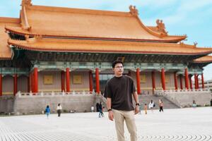 man resande besöker i taiwan, turist sightseeing i nationell chiang kai shek minnesmärke eller hall frihet fyrkant, taipei stad. landmärke och populär attraktioner. Asien resa begrepp foto