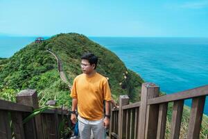 man resande besöker i taiwan, turist sightseeing i bitou cape vandring spår, ny taipei stad. landmärke och populär attraktioner nära taipei. Asien resa begrepp foto