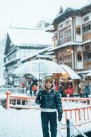 kvinna turist besöker ginzan onsen i yamagata, Lycklig resande sightseeing japansk onsen by med snö i vinter- säsong. landmärke och populär för attraktion i japan. resa och semester begrepp foto