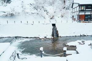 fot bad varm vår i ginzan onsen med snö falla i vinter- säsong är mest känd japansk varm vår i yamagata, japan. foto