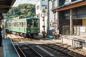 enoshima dentetsu tåg linje i kamakura, japansk järnväg ansluter kamakura i kamakura med fujisawa station i fujisawa, kanagawa. landmärke attraktion nära tokyo. kanagawa, Japan, 16 november 2023 foto