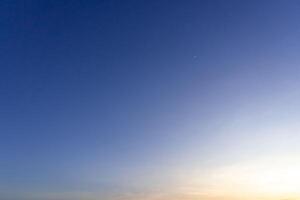 skön morgon- eller kväll blå och orange himmel tagen på de hav Begagnade som naturlig blackground textur foto