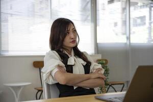 en orolig japansk kvinna förbi avlägsen arbete i de små kontor foto