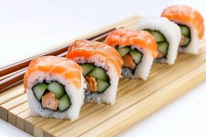 ai genererad maki sushi rullar på bambu styrelse isolerat på vit bakgrund foto