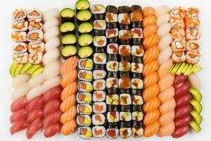 ai genererad japansk sushi mat. maki ands rullar med tonfisk, lax, räka, krabba och avokado. foto