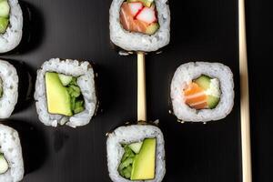 ai genererad sushi bitar placerad mellan ätpinnar, separerat på svart bakgrund. foto