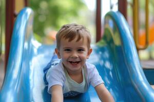 ai genererad Lycklig preschooler pojke spelar på en glida på de lekplats i sommar foto