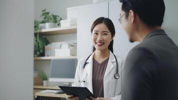 ai genererad kvinna asiatisk leende läkare som visar digital läsplatta skärm till patient, förklara kolla upp resultat, foto