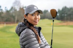 ai genererad självsäker kvinna golfspelare ser på fairway med ai genererad. foto