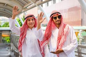 ung arab affärsman vinka hälsningar händer tillsammans, Lycklig muslim man vinka hand hälsning foto