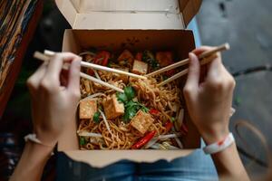 ai genererad ta ut låda av Wokad spaghetti och tofu. foto