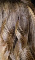 vackert staplade modell hår lockar med naturlig hår. selektiv fokus.hög kvalitet Foto