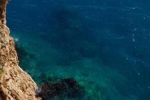 djup turkos hav vatten. topp se. hög kvalitet Foto