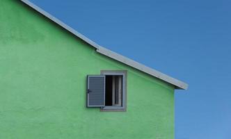 grönt hus blå himmel foto