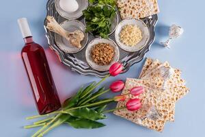 en skön maträtt med festlig mat för de jewish påsk Semester. matzoth, nötter, sallad, persilja, frukt klistra. topp se. blå bakgrund foto