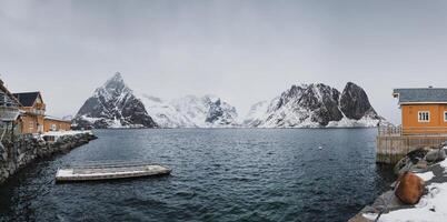 panorama av snöig berg med scandinavian hus foto