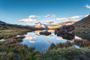 sjö stellis med matter berg och stenar reflexion i de morgon- på zermatt, schweiz foto