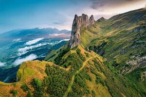 majestätisk klippig berg bergsrygg av saxer tur i höst på schweiz foto