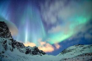 aurora borealis, nordlig lampor med starry över snöig berg i de natt på lofoten öar foto