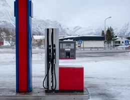 bränsle dispenser med gas munstycke i bensin station på vinter- foto