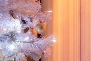 vit jul träd belysning med boll glitter dekoration foto