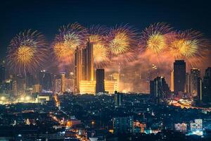 ny år festival med fyrverkeri visa lysande över avdelning Lagra, upplyst byggnad i stadens centrum under midnatt tid på Bangkok, thailand foto