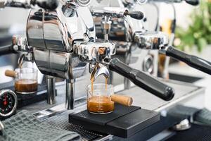 espresso maskin framställning varm kaffe in i dosering kopp i kaffe affär foto