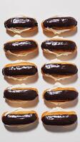 ai genererad eclairs, rada upp av chokladglaserad eclairs fylld med krämig bakverk grädde, bakgrund bild, generativ ai foto