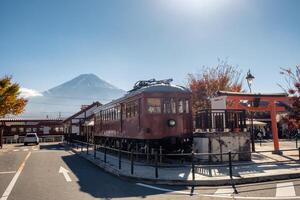 tåg med toriien i Kawaguchiko station med fuji berg foto