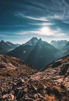 mont blanc massivet med sten berg och månsken i natt himmel på lac blanc, Frankrike foto