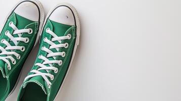 ai genererad grön duk skor isolerat på platt vit bakgrund med kopia Plats för annons. generativ ai foto