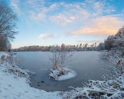 bild av en frysta damm i de morgon- ljus foto