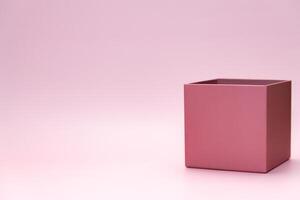 rosa fyrkant låda på tömma bakgrund foto