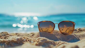 ai genererad solglasögon vilar på sandig strand med hav bakgrund foto