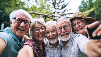 ai genererad grupp av seniors tar en selfie med en mobil telefon i de trädgård foto