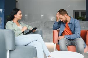 upprörd man alkoholhaltig Sammanträde på psykolog på psykoterapi session, ledsen deprimerad Beroende full kille alkohol missbruk missbruk, alkoholism begrepp. social service, psykologi patient foto